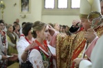 kardynał dziwisz udziela sakramentu bierzmowania
